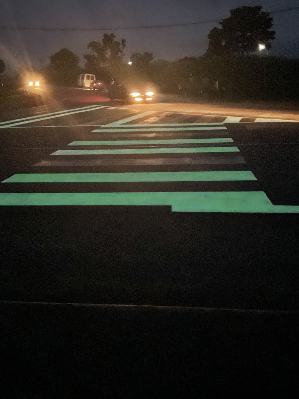 Passage piéton photoluminescent — nuit